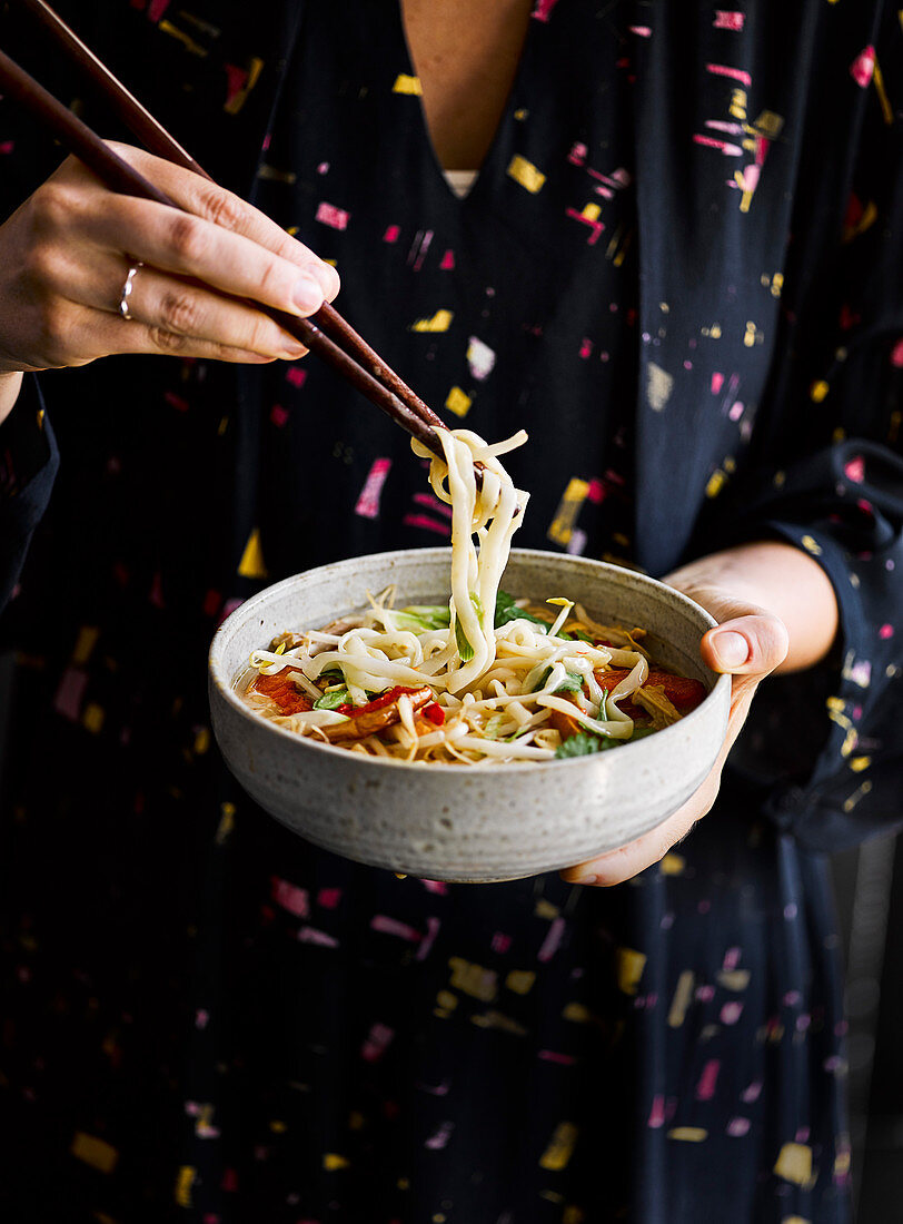 Asiatische Nudelsuppe mit Sate-Hühnchen und Kürbis