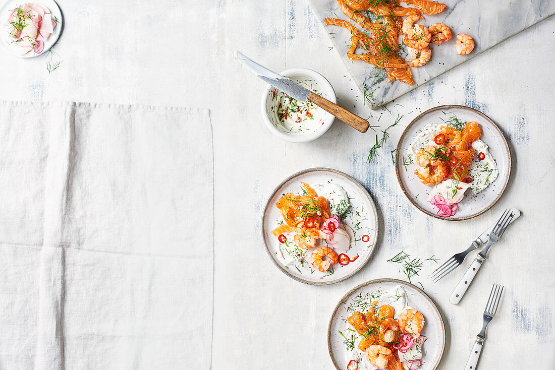 Asiatischer Lachs mit Garnelen, eingelegtem Salat und Dill-Limetten-Crème Fraîche