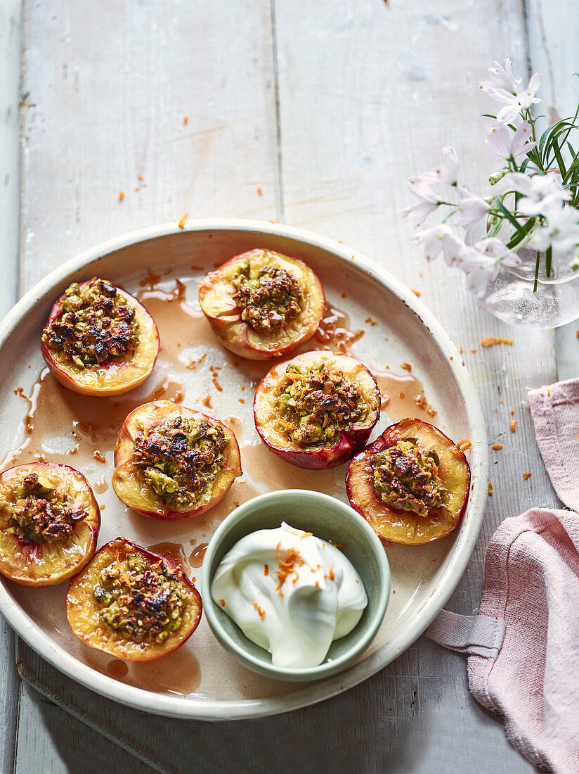 Mit Pistazien gefüllte Pfirsiche mit Orangenblütencreme