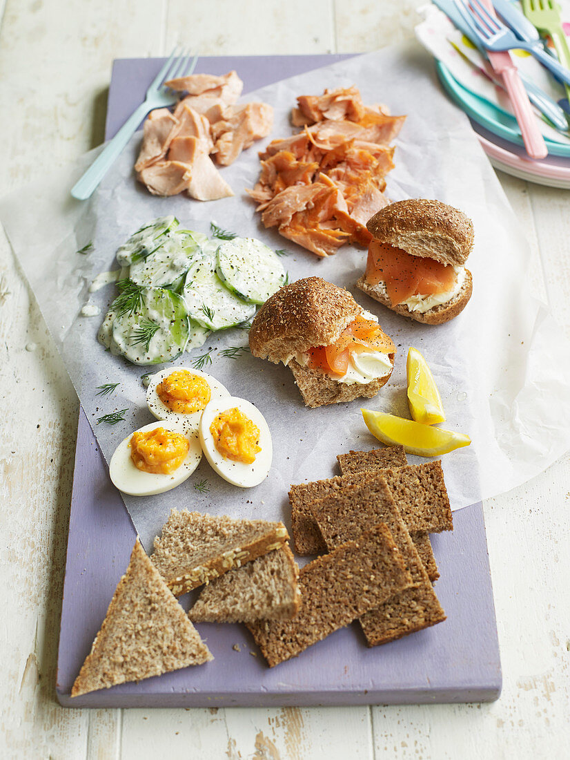Picknick-Platte mit Lachssandwiches, Ei und Gurke