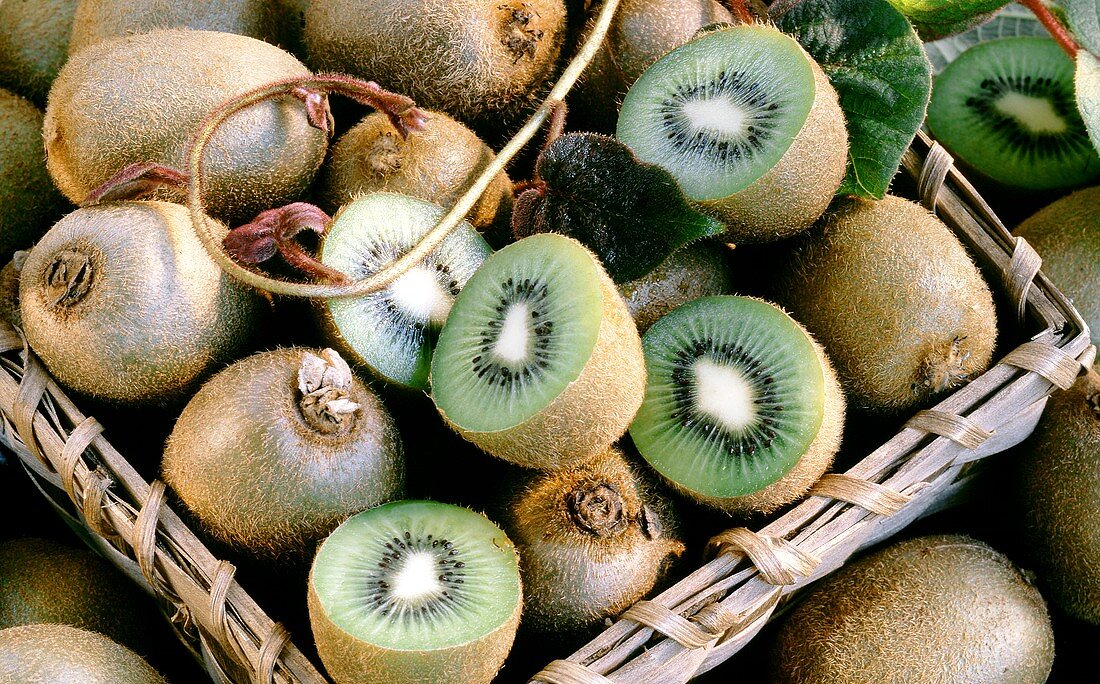 Mehrere Kiwis im Korb