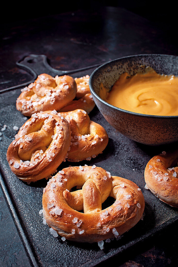 Yeast pretzels with cheese sauce