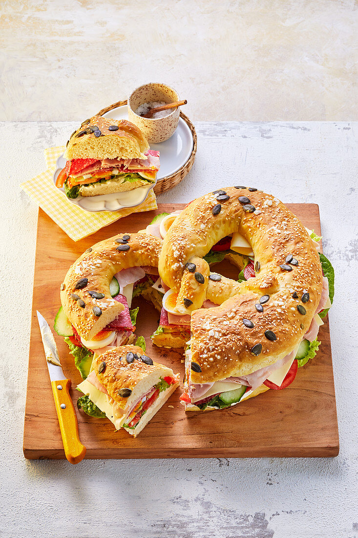 Riesen-Brotzeit-Brezel mit Schinken, Käse, Tomaten und Eiern