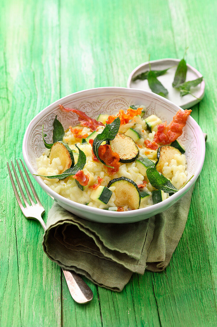 Zucchini-Risotto mit Salbei und krossem Speck