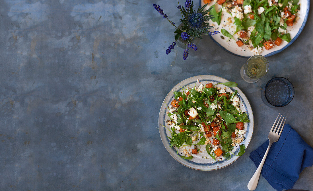 In Ahornsirup gebratener Kürbis mit Rucola, Dukkah und Feta