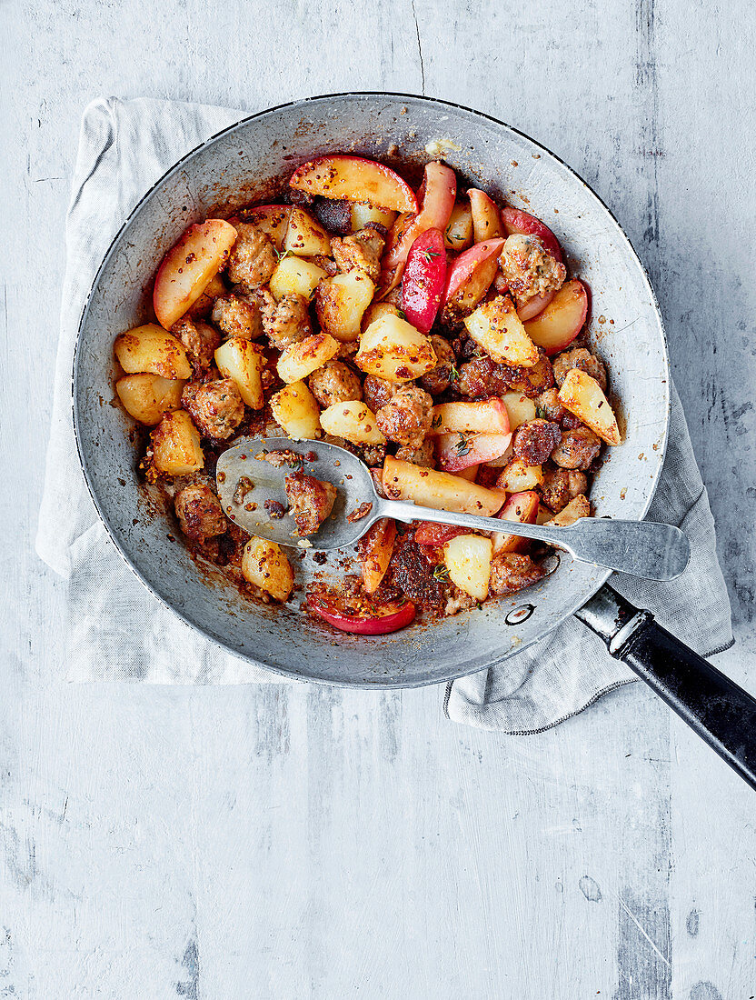 Wurstpfanne mit Apfel und Senf