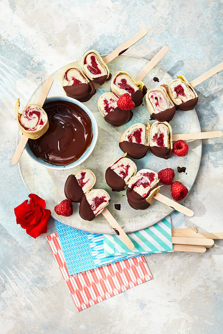 Geeiste Crêpes-Röllchen mit Himbeeren und Vanilleeis