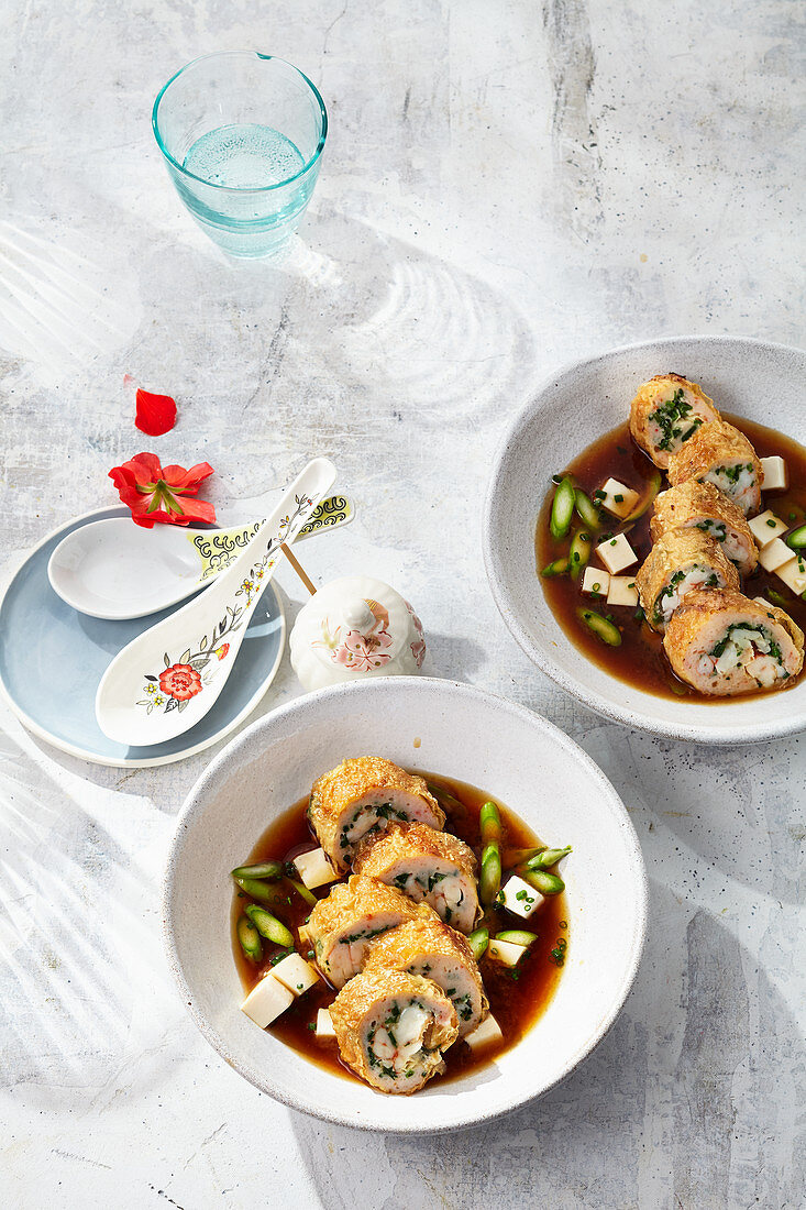 Garnelen-Tofublatt-Rollen im Mirin-Miso-Sud