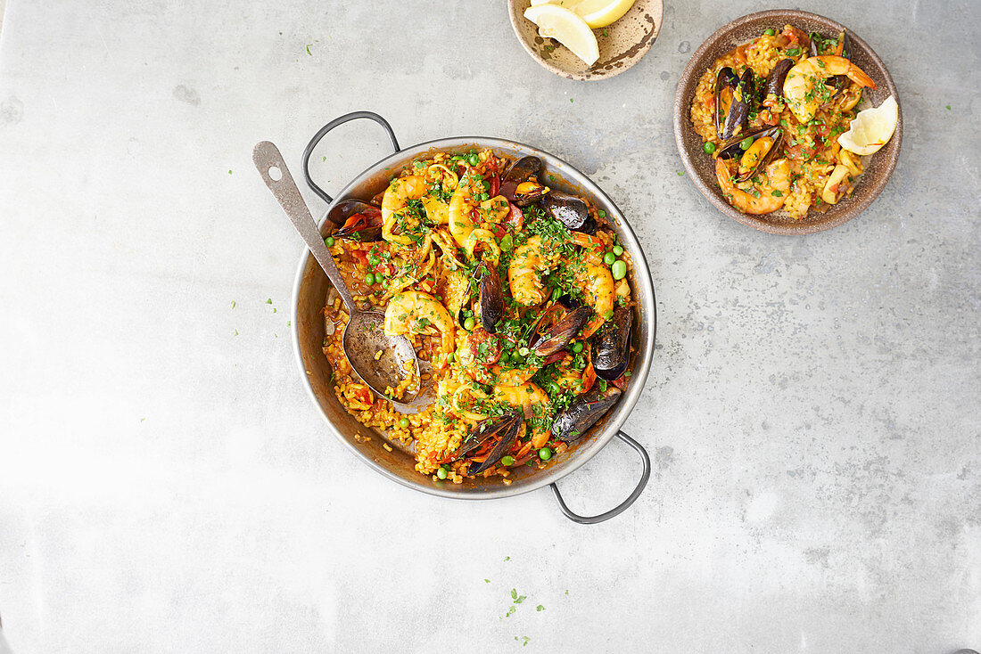 One-pan Paella with seafood
