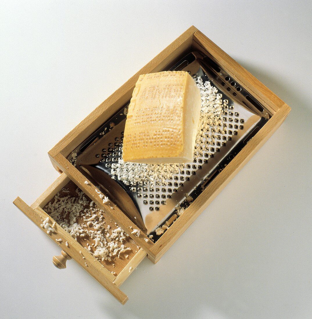 Parmesankäse auf Käsereibe mit Holzschubfach