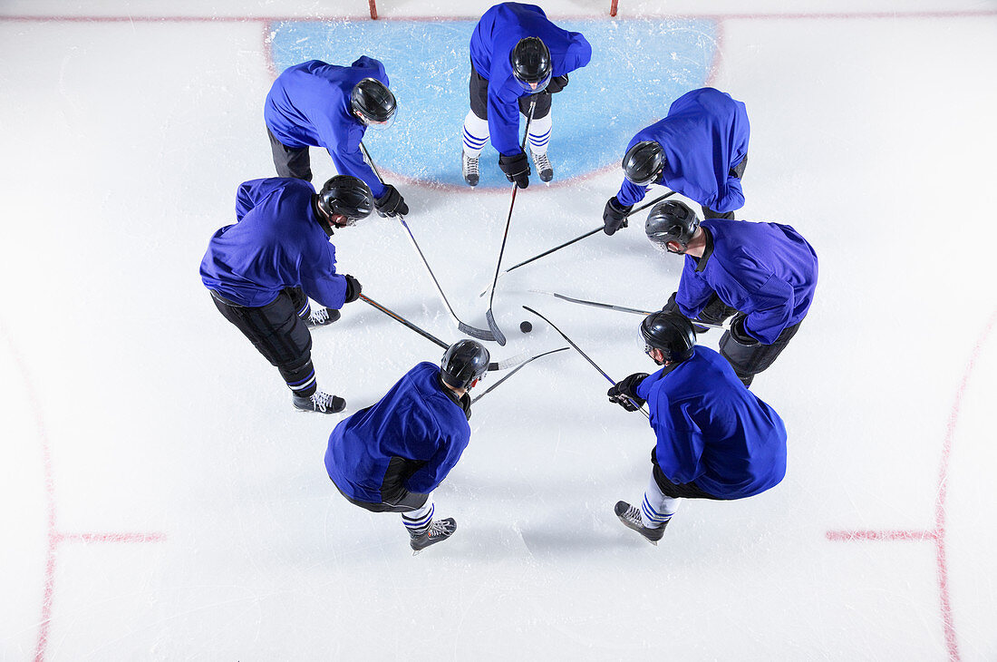 Hockey players in blue uniforms huddling