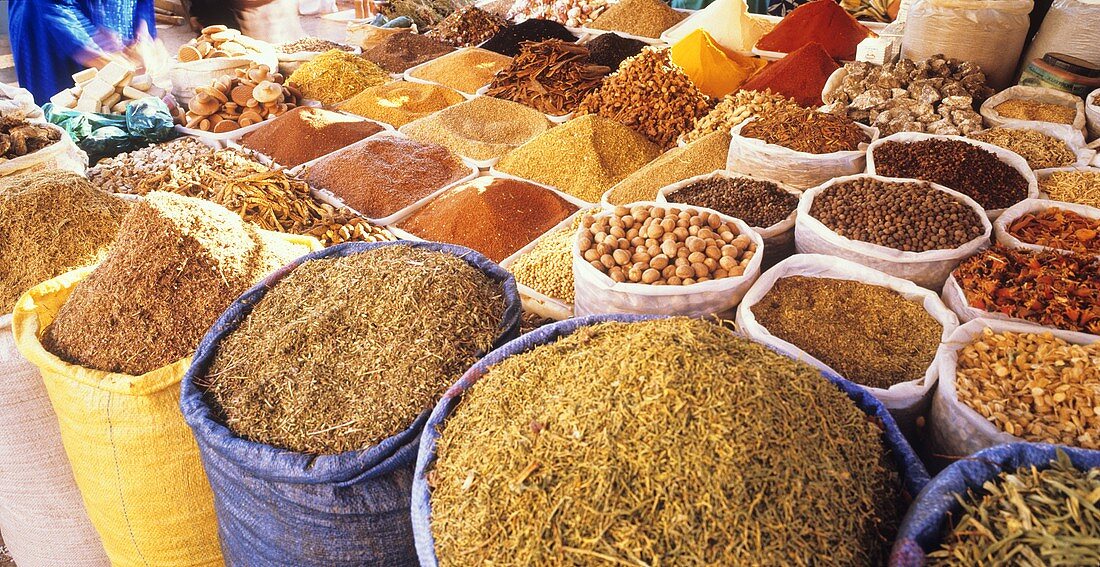 Verschiedene Gewürze in Säcken auf dem Markt in Marokko