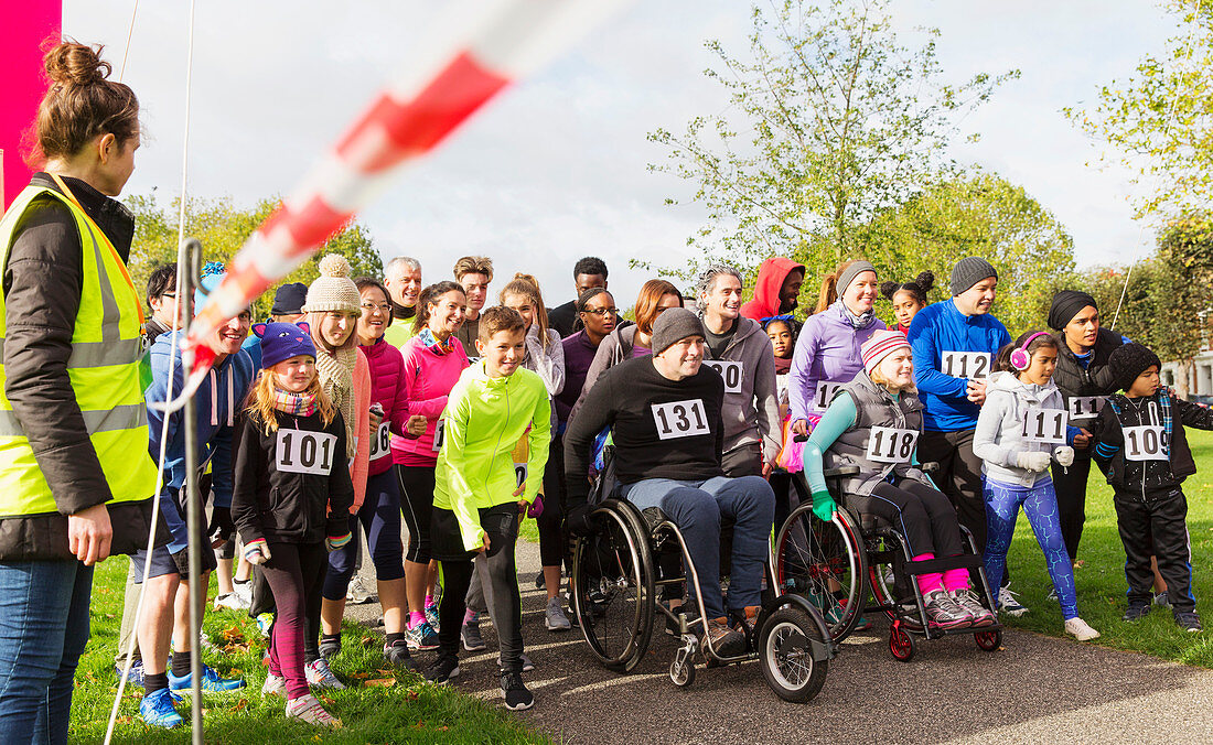 Crowd of runners and people in wheelchairs