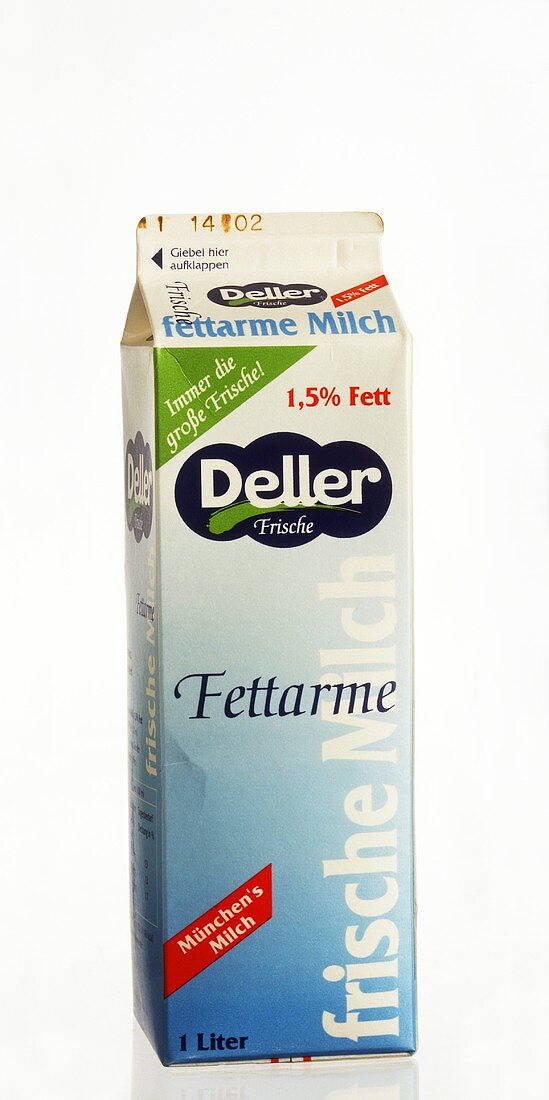 Ein Liter fettarme Milch von Deller im Tetrapack