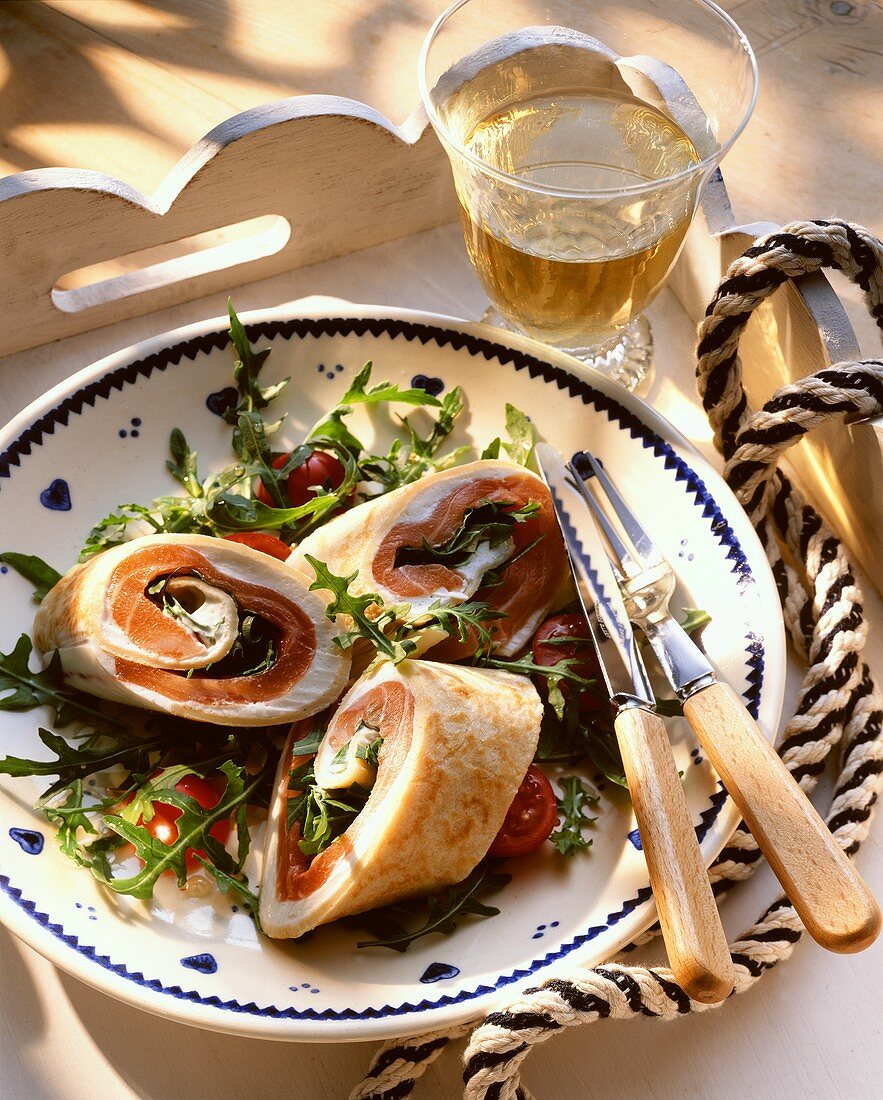 Pfannkuchen-Lachs-Roulade mit Rucola auf Rucola-Tomaten-Salat