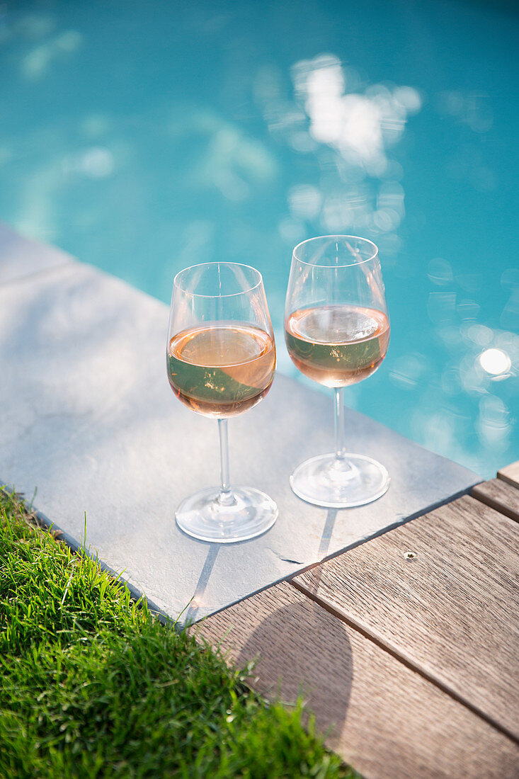 Rose wine at sunny, tranquil summer poolside