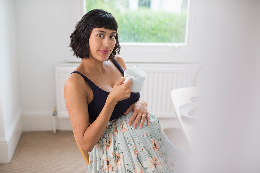 Portrait beautiful pregnant woman drinking tea