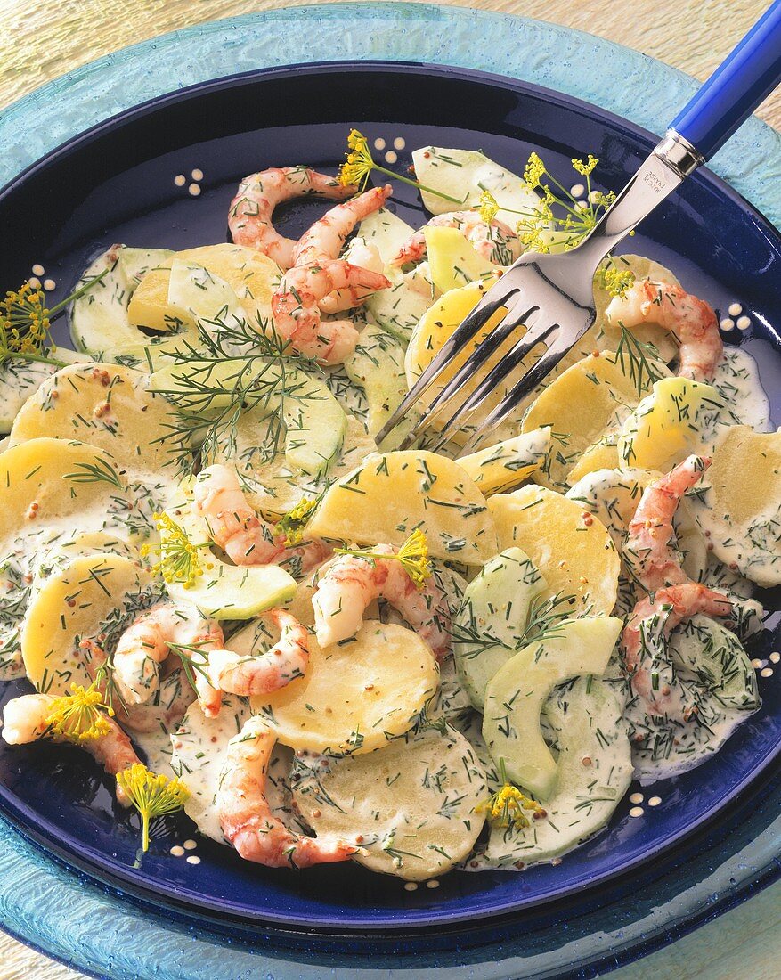 Kartoffel-Gurken-Salat mit Shrimps & Dill-Sahne-Sauce