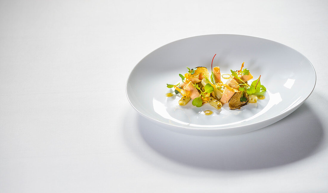 Roh marinierte Entenleber mit Trüffelvinaigrette, Artischocken und Micro Leaf Salat