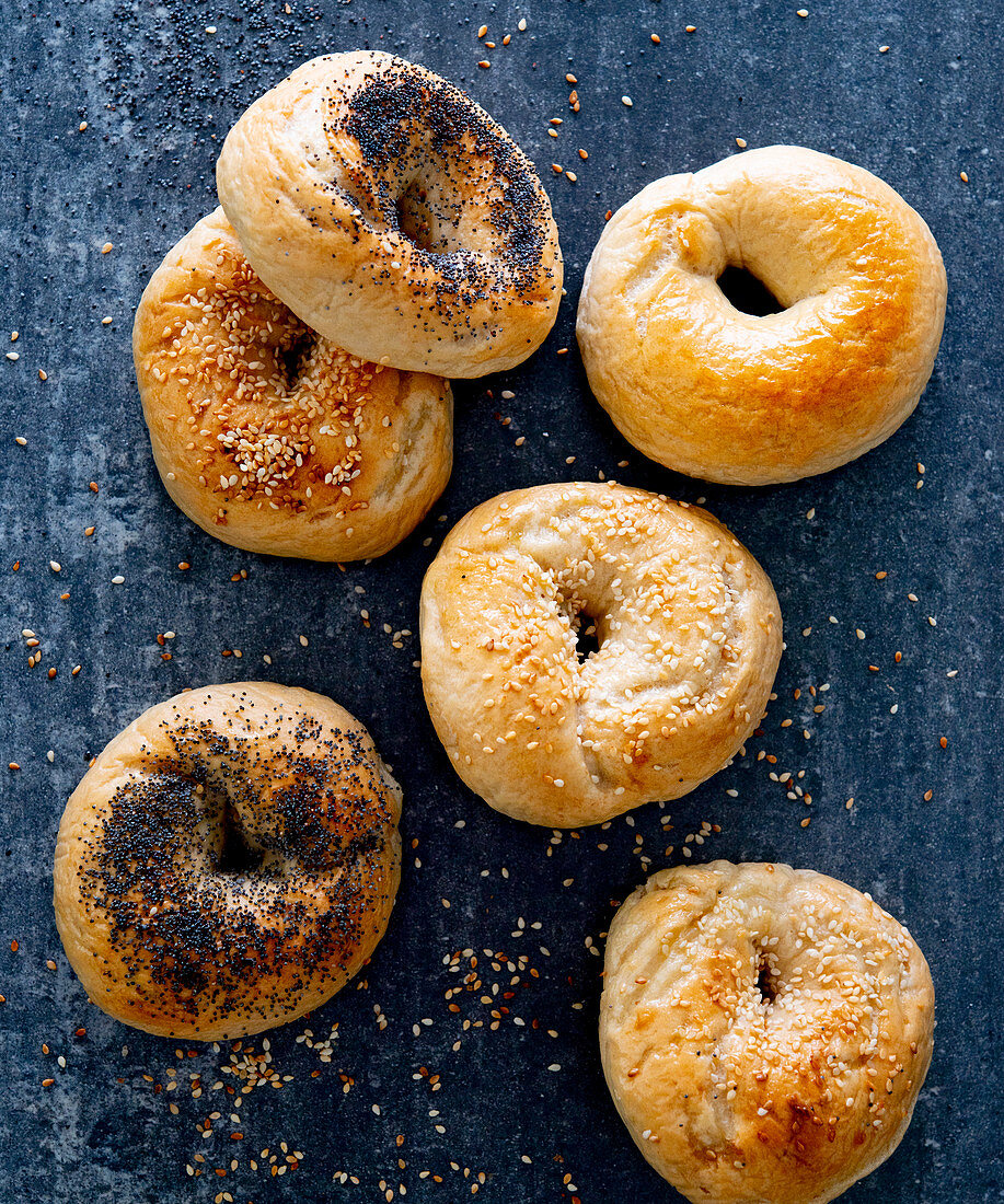 Bagels mit verschiedenen Toppings