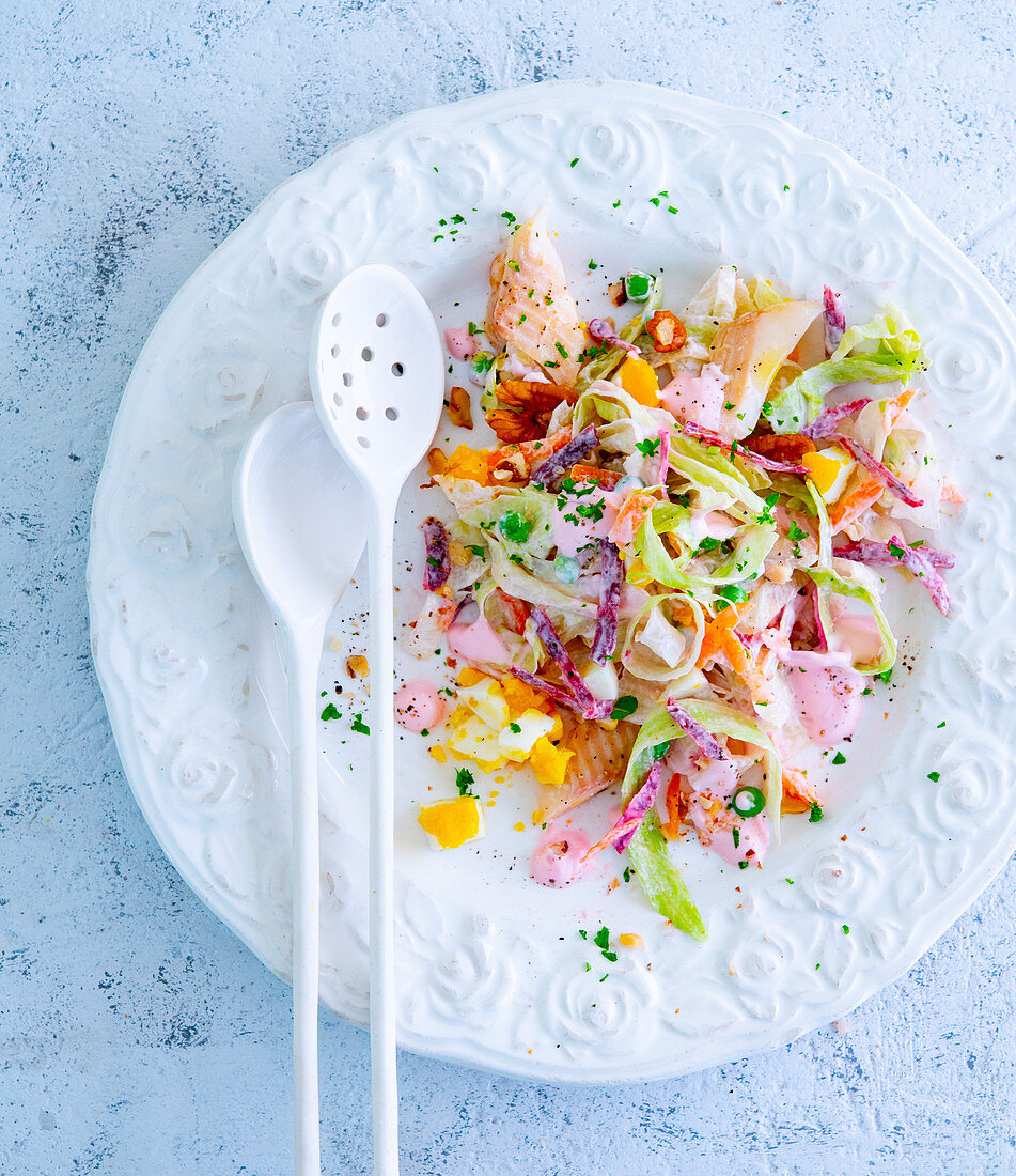 Gemüsesalat mit Forellenfilets