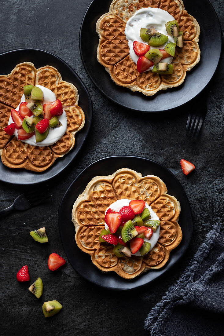 Waffles with yoghurt, strawberries and kiwi