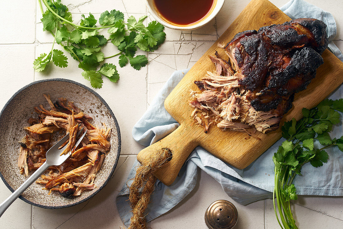 Langsam geröstetes Schweinefleisch mit Barbecue-Sauce