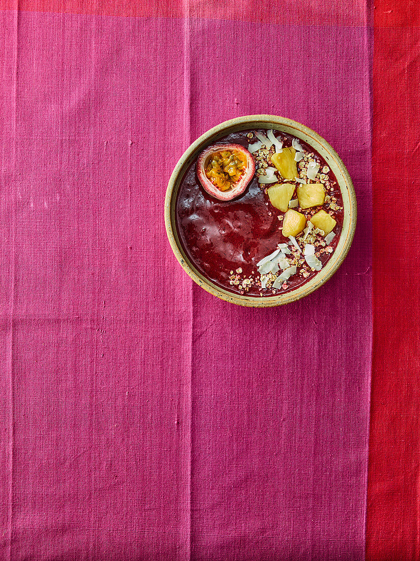 Acai-Bowl mit Kokos und Haferflocken