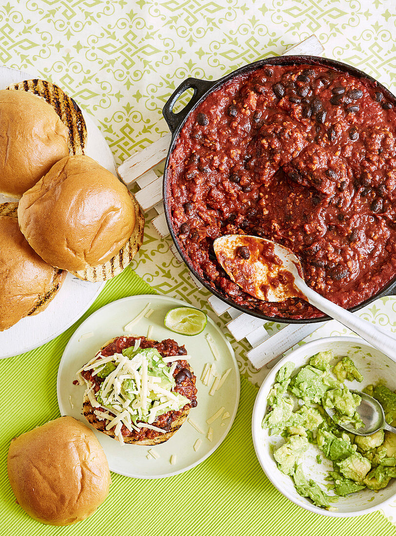 Grillbrötchen mit Hackfleisch, Bohnen und zerdrückter Avocado