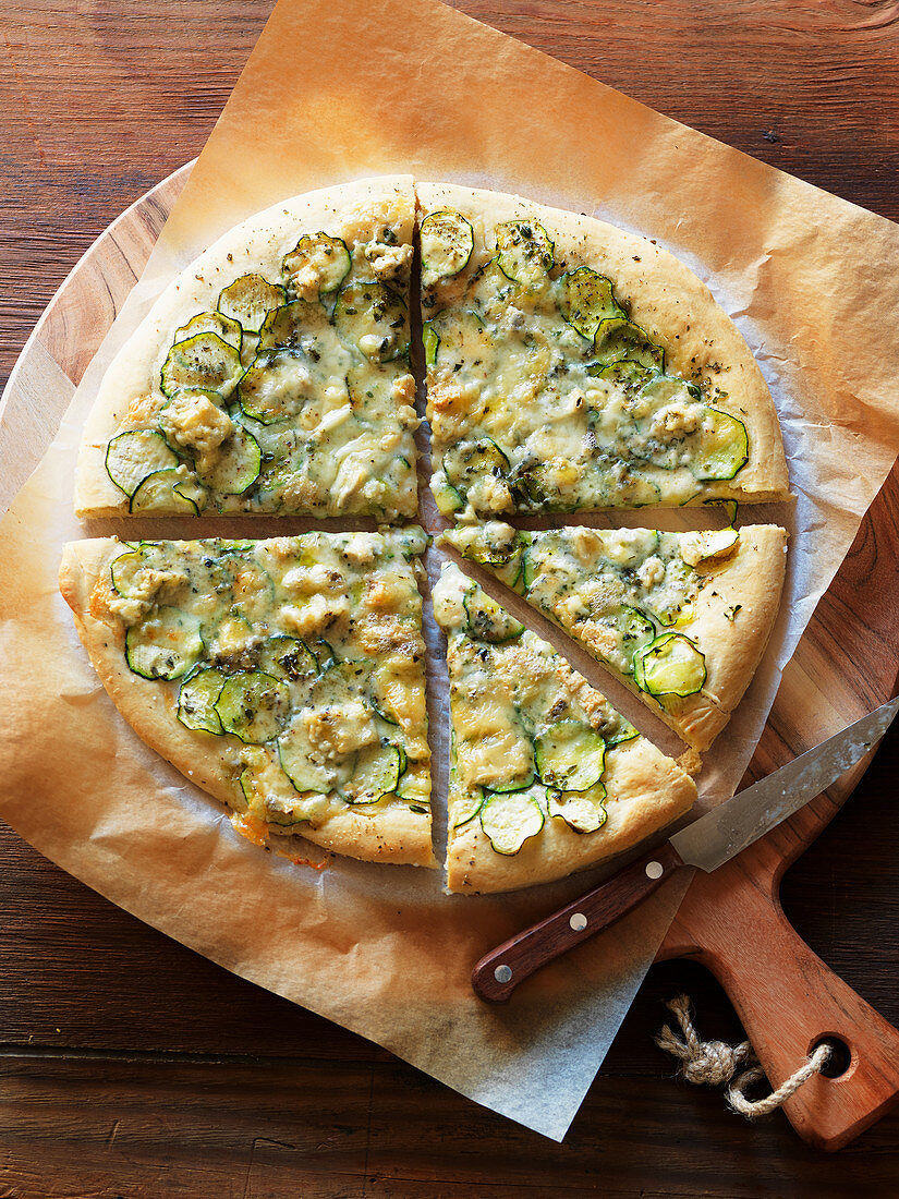 Pizza with zucchini and cheese
