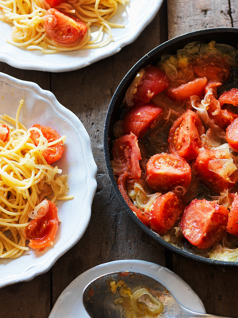 Spaghetti with tomatoes and ginger