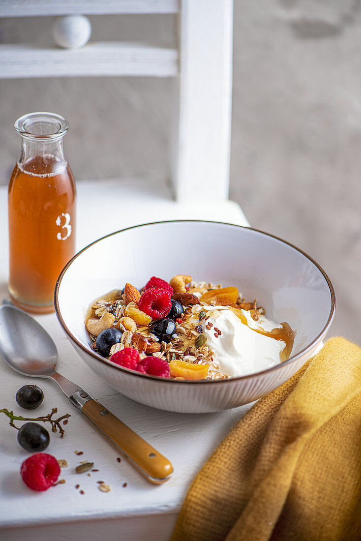 Selbstgemachtes Müsli mit griechischem Joghurt und frischen Früchten