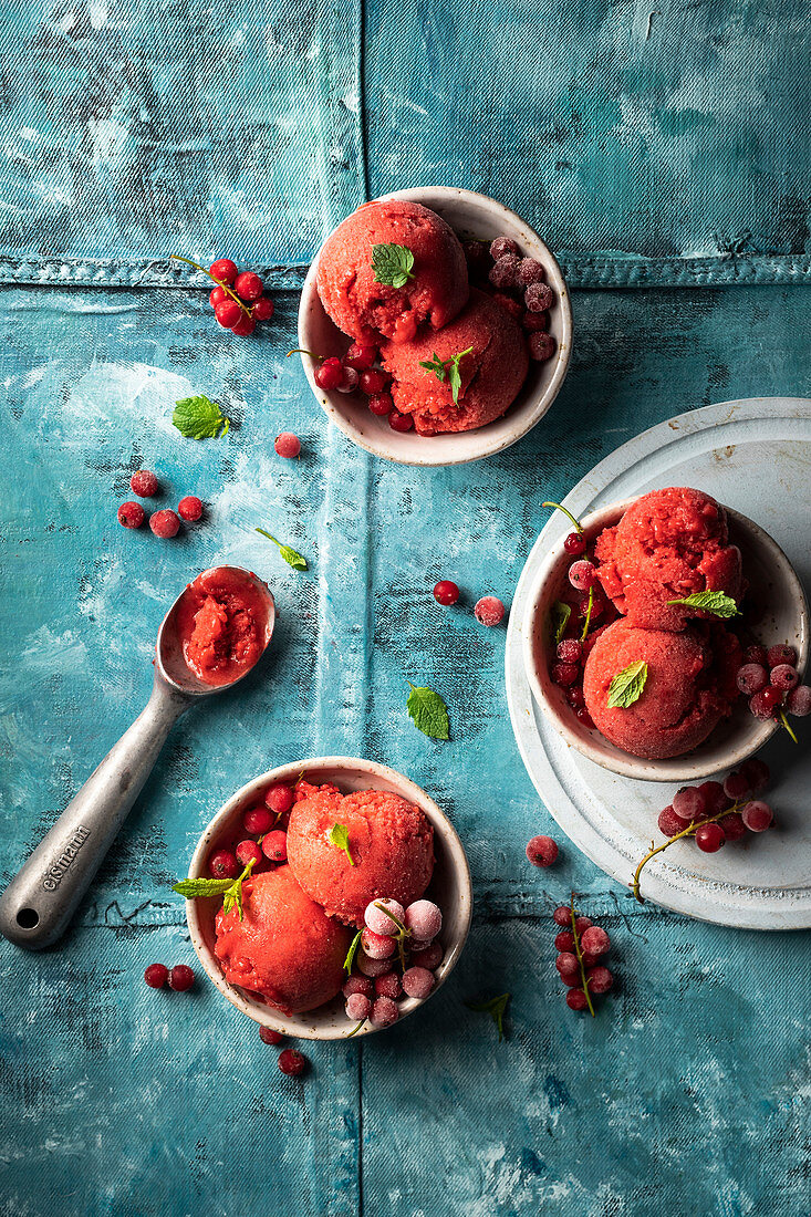 Erdbeersorbet mit gefrosteten roten Johannisbeeren und Minze