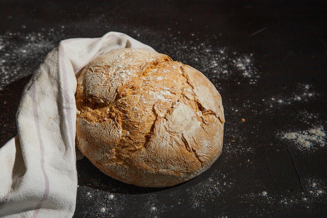 Knuspriges Brot auf Leinentuch