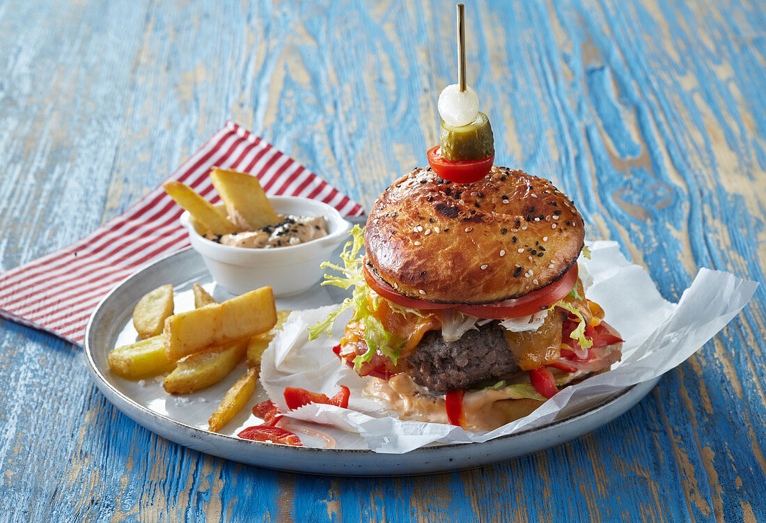 Hausgemachter Rindfleisch-Burger mit Pommes