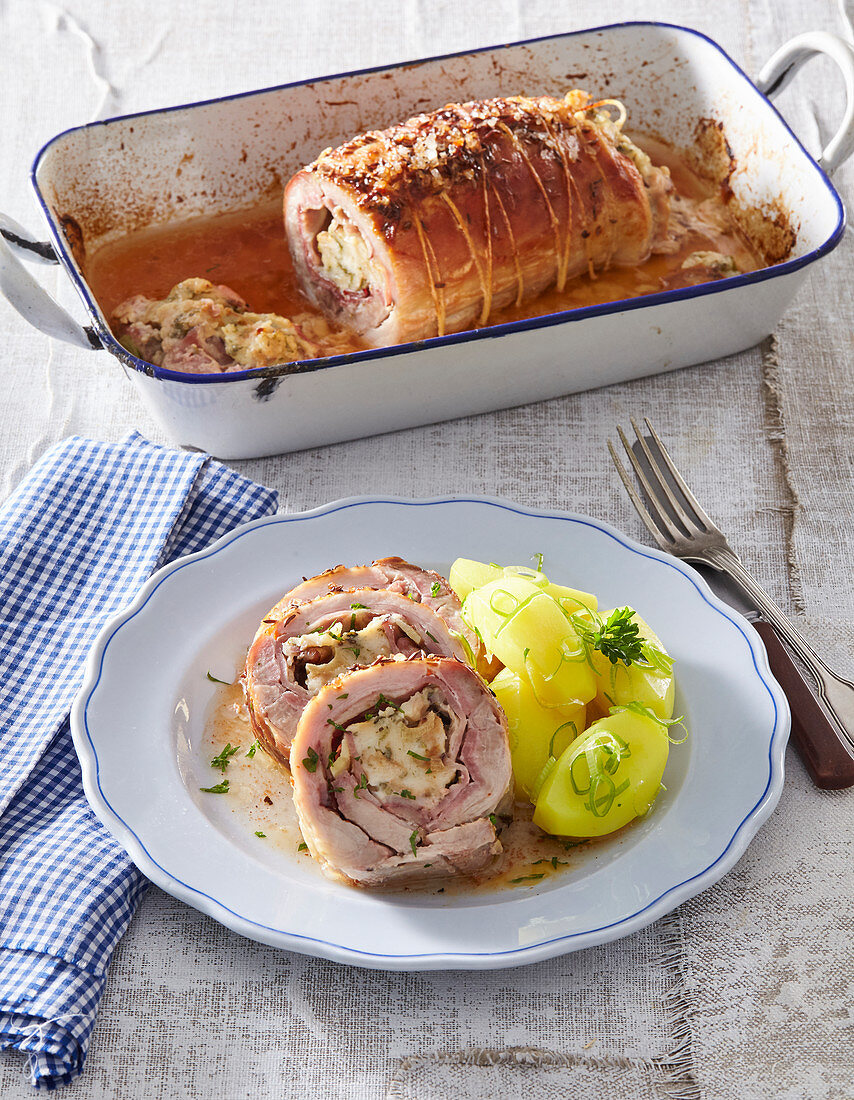 Gefüllter Schweinerollbraten mit Kartoffeln