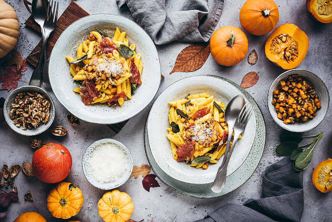 Herbstliche Kürbis-Pasta mit Salbei und Schinken