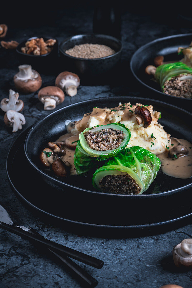 Vegetarische Wirsingroulade mit Pilz-Quinoa-Füllung