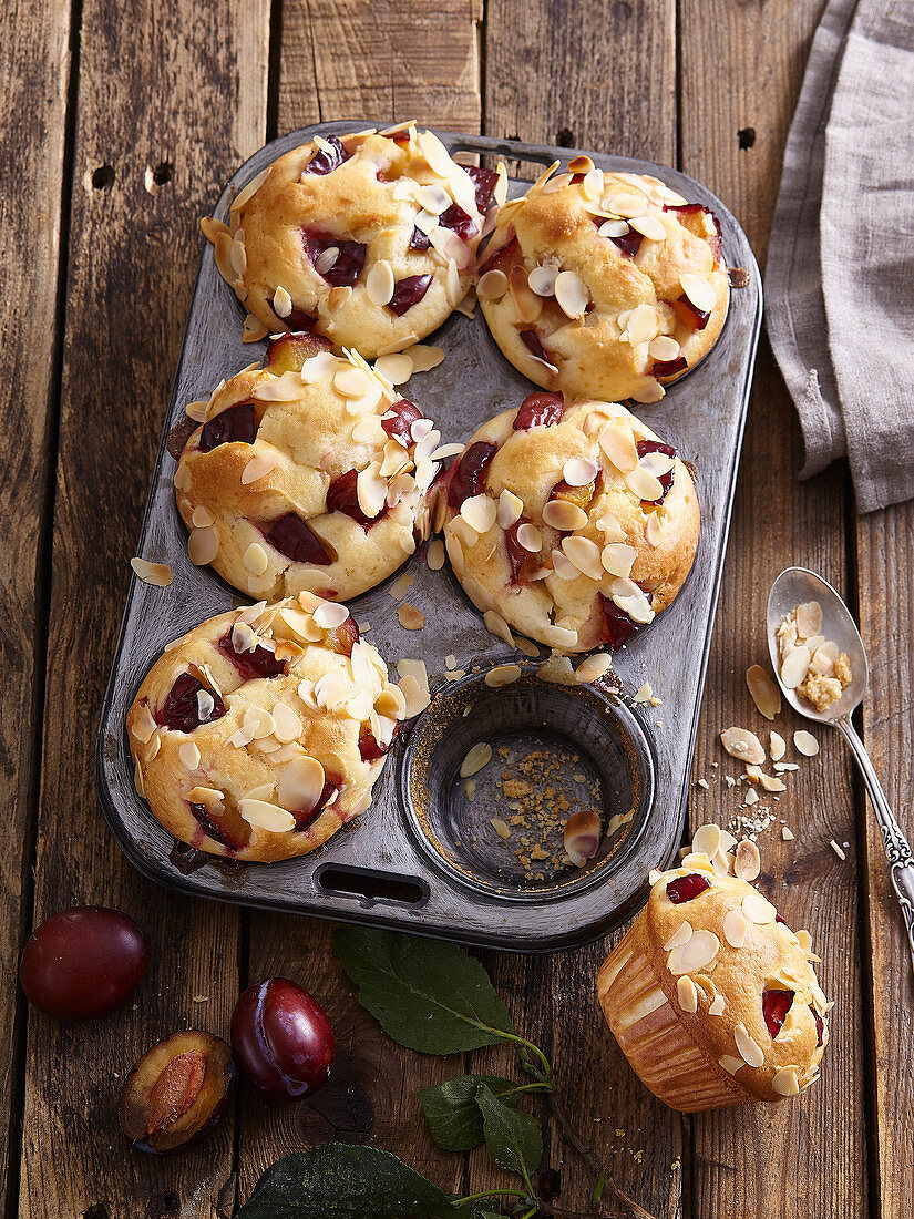Almond muffins with plums and honey