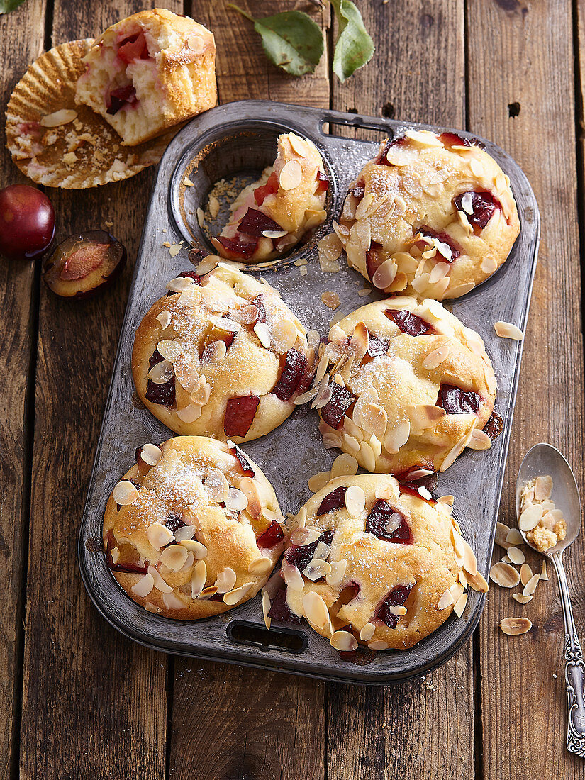 Mandelmuffins mit Pflaumen und Honig