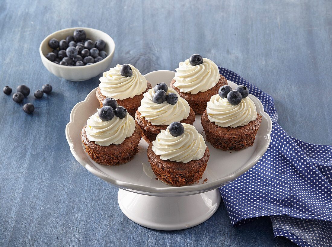 Blueberry muffins with lemon cream