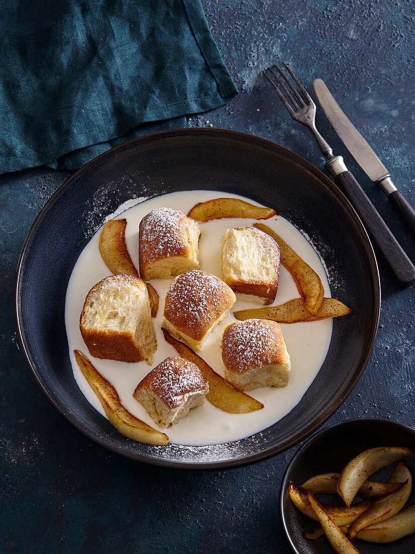 Buns with pears and white chocolate