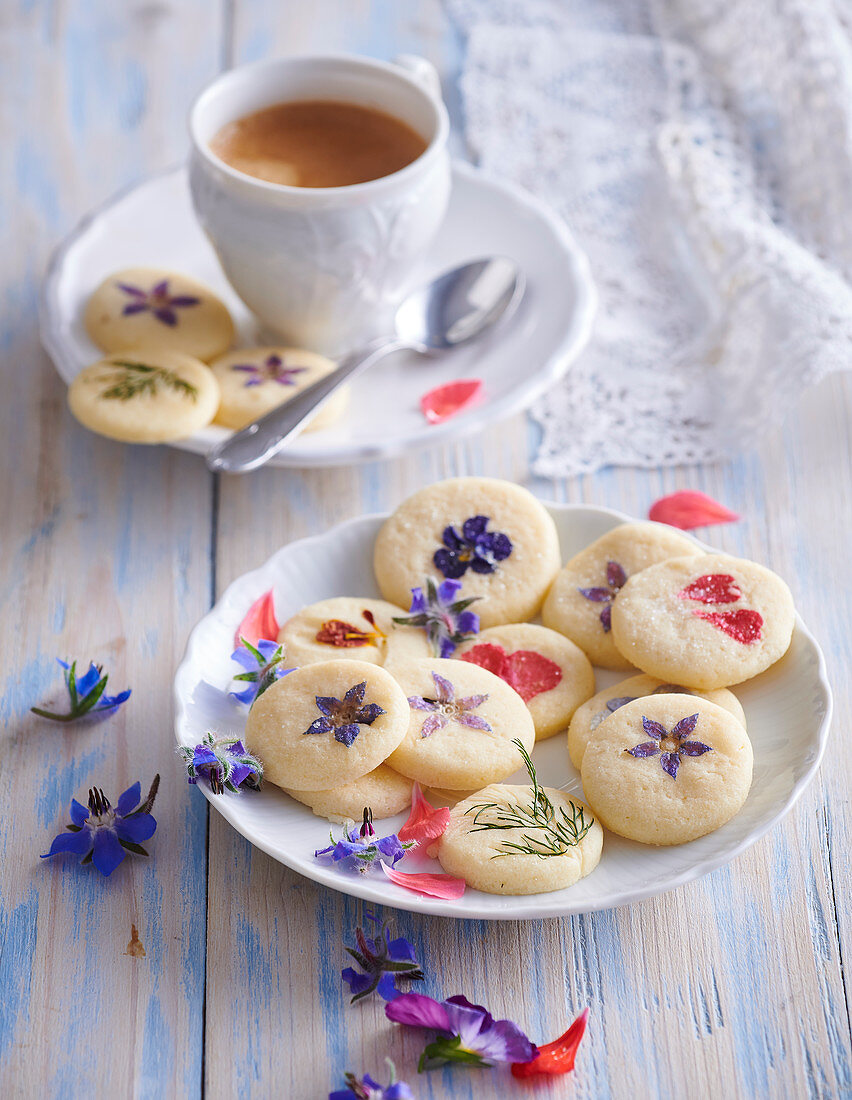 Butterkekse mit Essblüten zum Kaffee