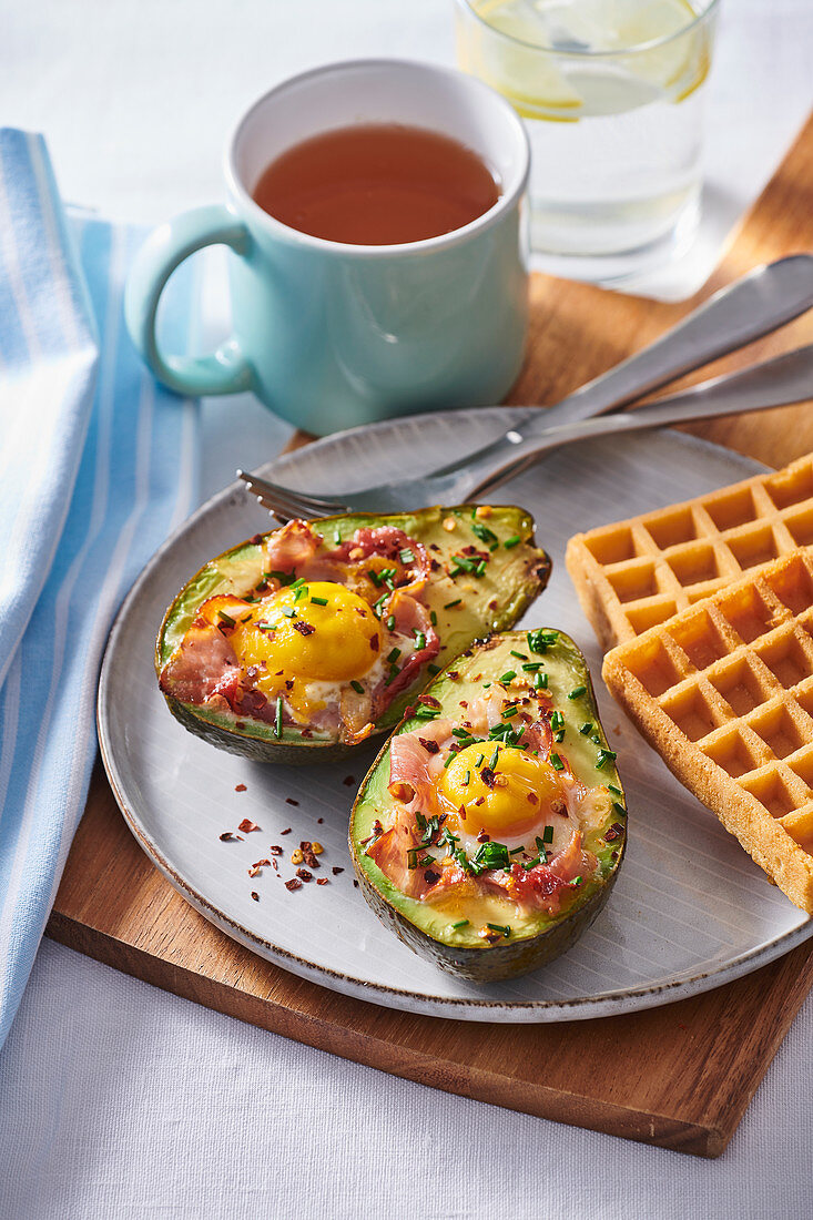 Gebackene Avocado mit Schinken und Ei zu hausgemachten Waffeln