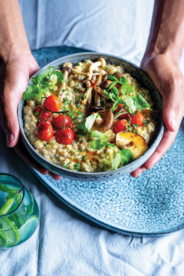 Bowl mit Gerstenrisotto, Gemüse und Pilzen