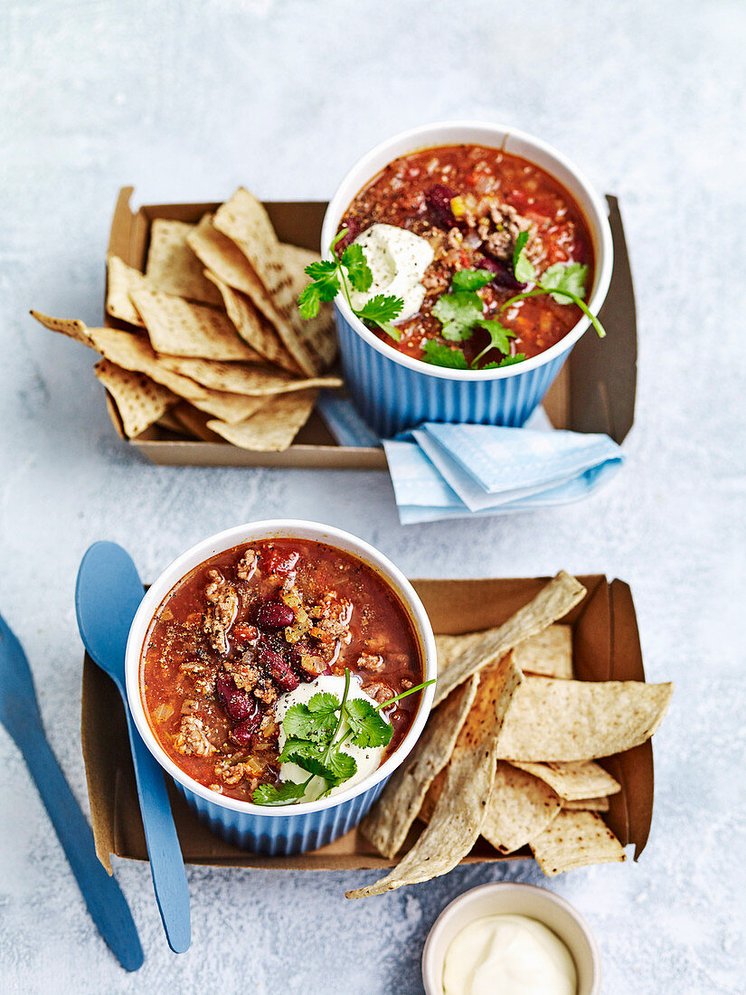Chili con Carne Suppe mit Tortillachips