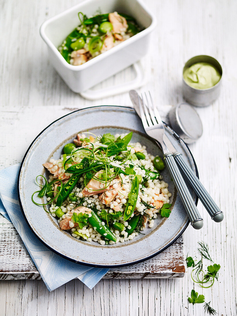 Perlcouscous-Salat mit Lachs und Zuckerschoten zum Mitnehmen