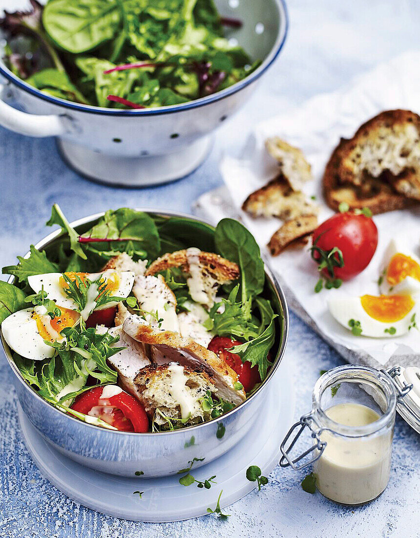 Salat mit gekochten Eiern und Röstbrot zum Mitnehmen