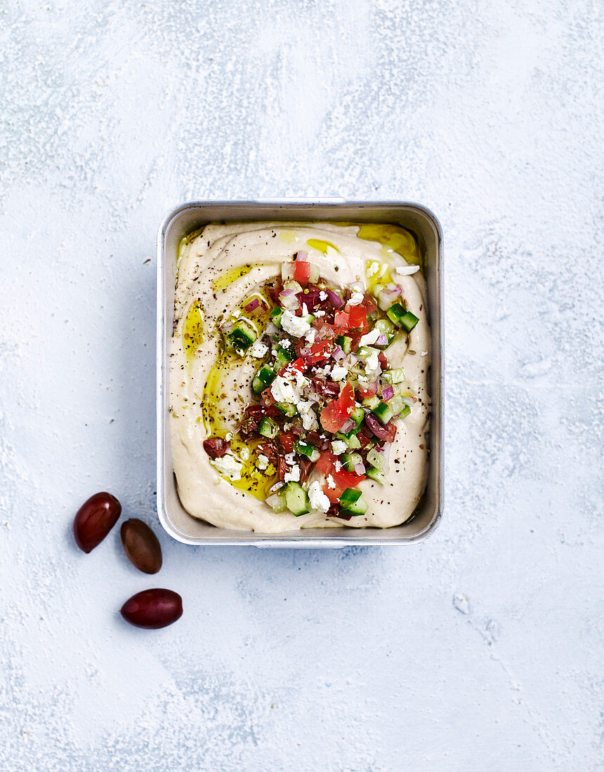 Hummus mit griechischem Salat zum Mitnehmen