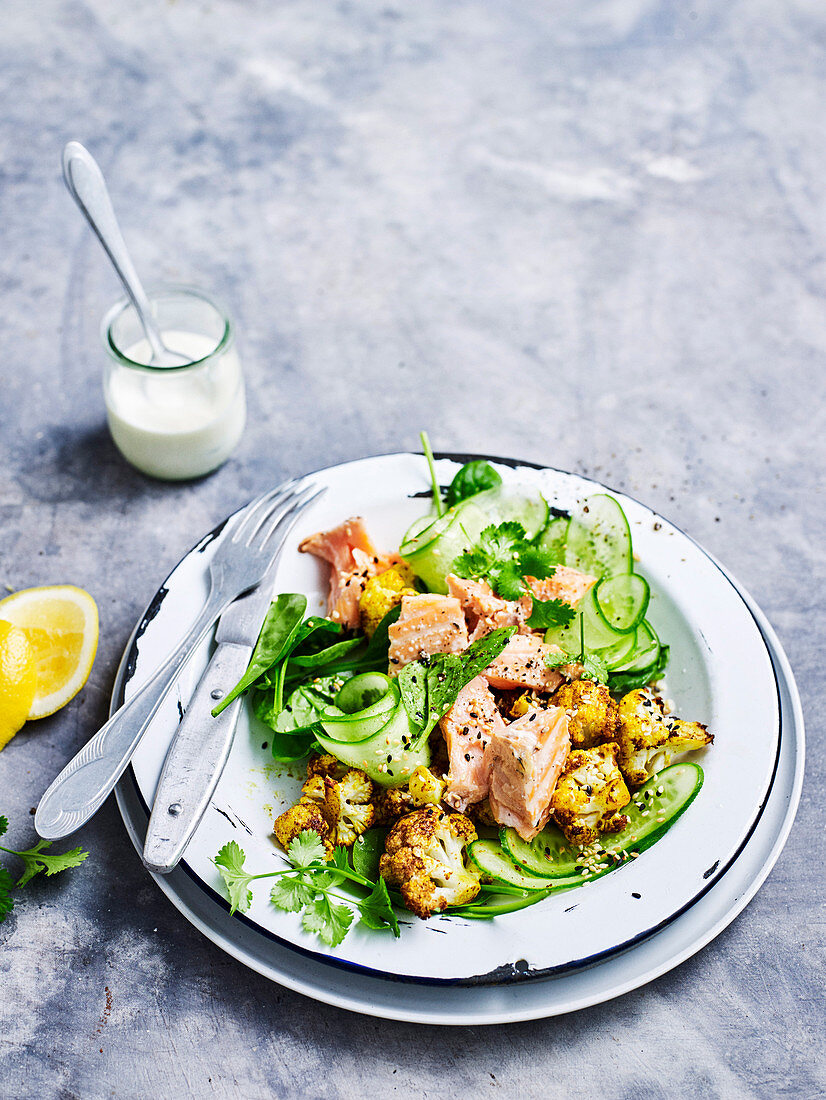 Gebratener Lachs mit würzigem Blumenkohl und Spinat